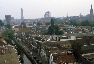 831796 Gezicht op de Gruttersdijk, vanaf de molen Rijn en Zon (Adelaarstraat 30), uit het noordwesten.